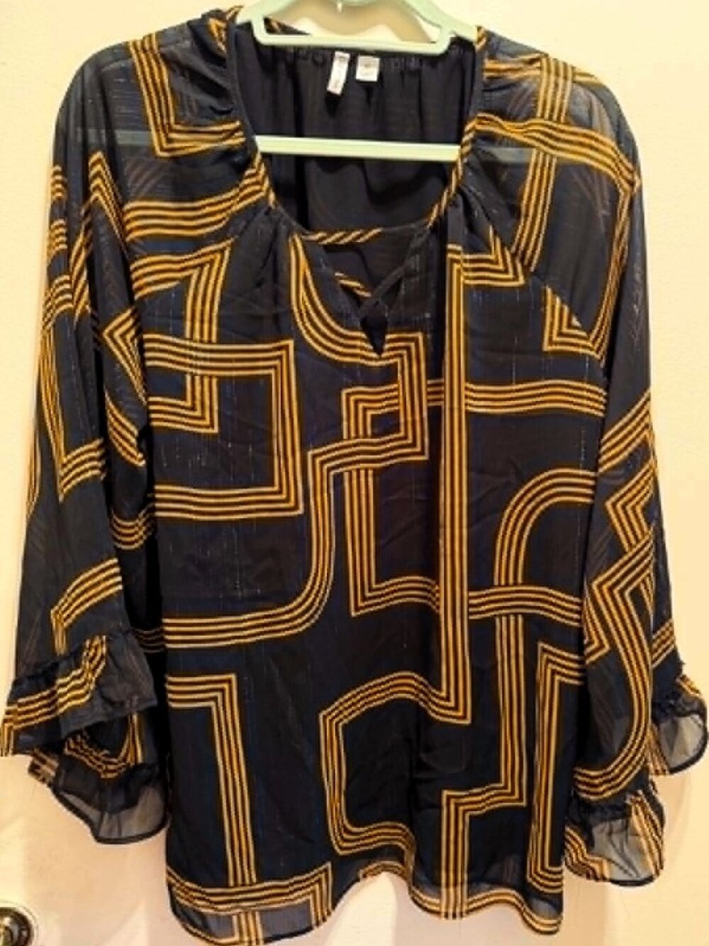 Black and gold dressy blouse siz XL